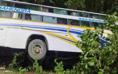 तेज रफ्तार बस अनियंत्रित होकर पलटी 90 यात्री थे सवार….